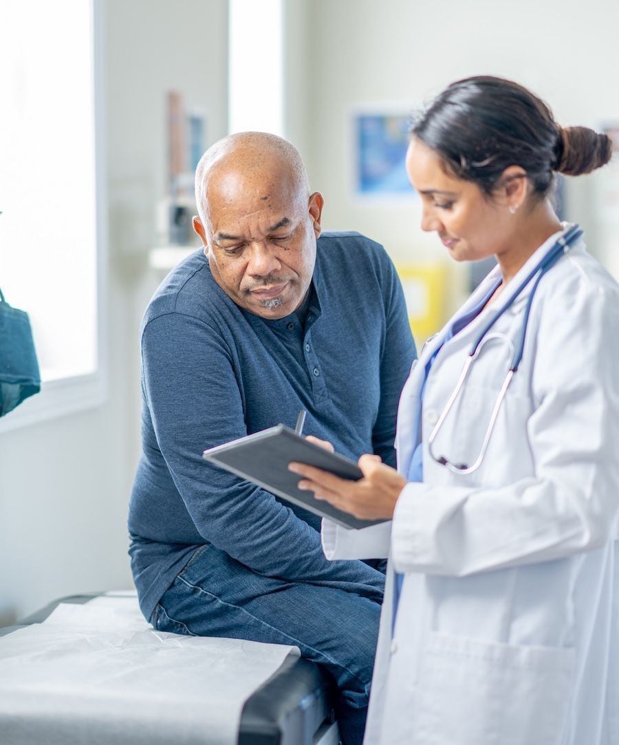 Médecin aidant un patient