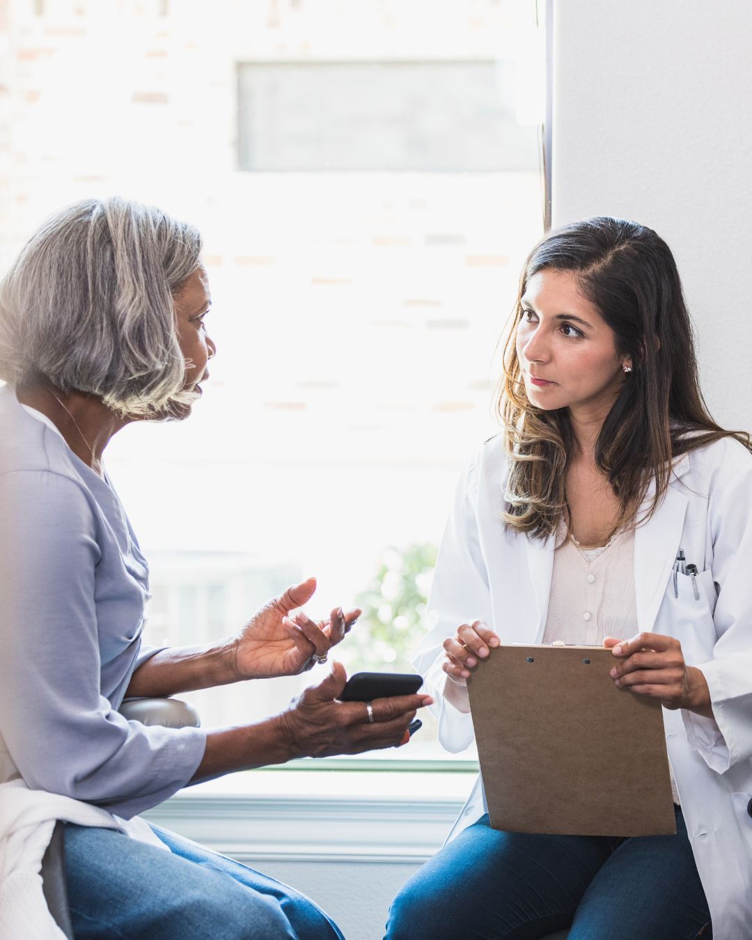 Médecin aidant un patient